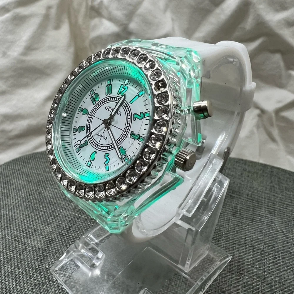 NWOT…GENEVA QUARTZ WATCH, WHITE BAND LED WATCH COLOR CHANGING. AMAZING ☑️